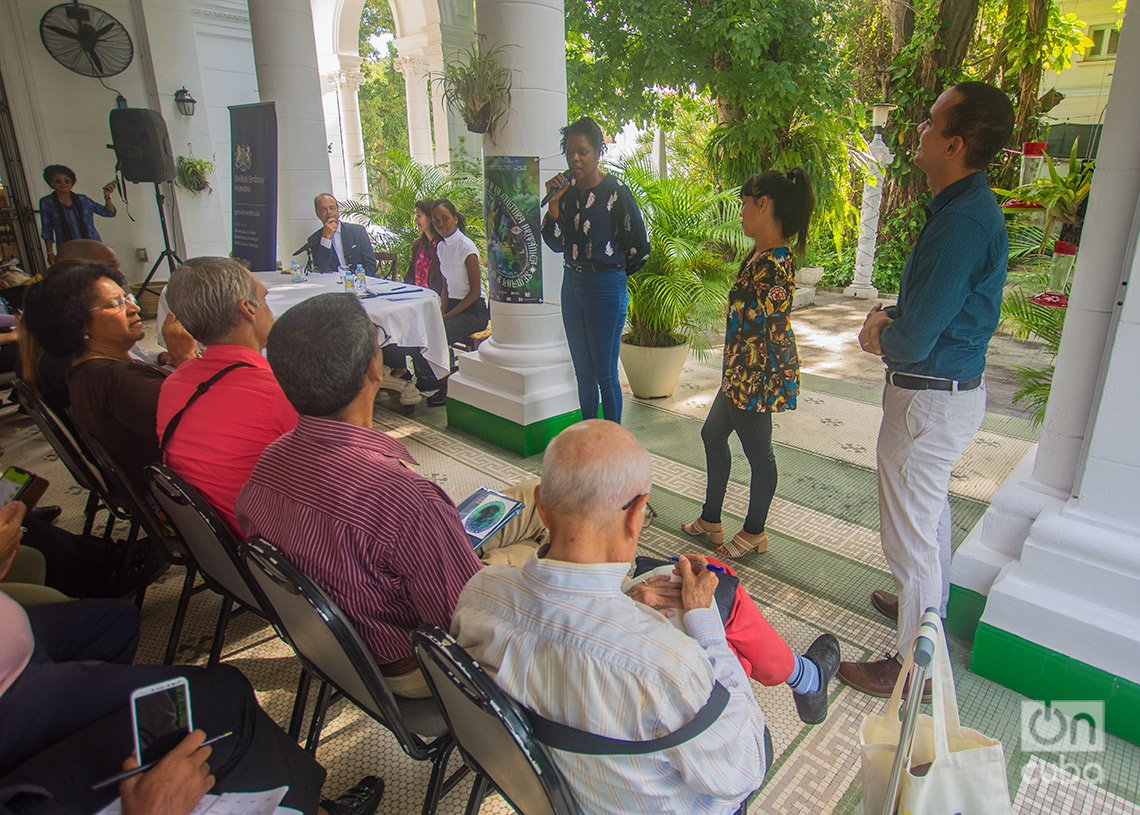 Janio Abreu (derecha, de pie) y otros protagonistas y organizadores del concierto "Tolkien en La Habana";  hablan durante la conferencia de prensa sobre Semana de la Cultura Británica en la isla. Foto: Otmaro Rodríguez.