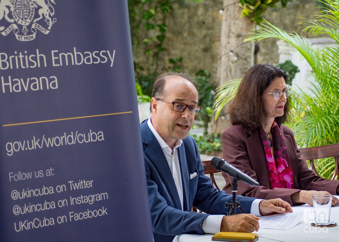Sir George Hollingbery, Embajador del Reino Unido en Cuba habla durante la conferencia de prensa sobre Semana de la Cultura Británica en la isla. A su lado, Anne Aichroth, encargada de Asuntos Políticos de la Embajada. Foto: Otmaro Rodríguez.