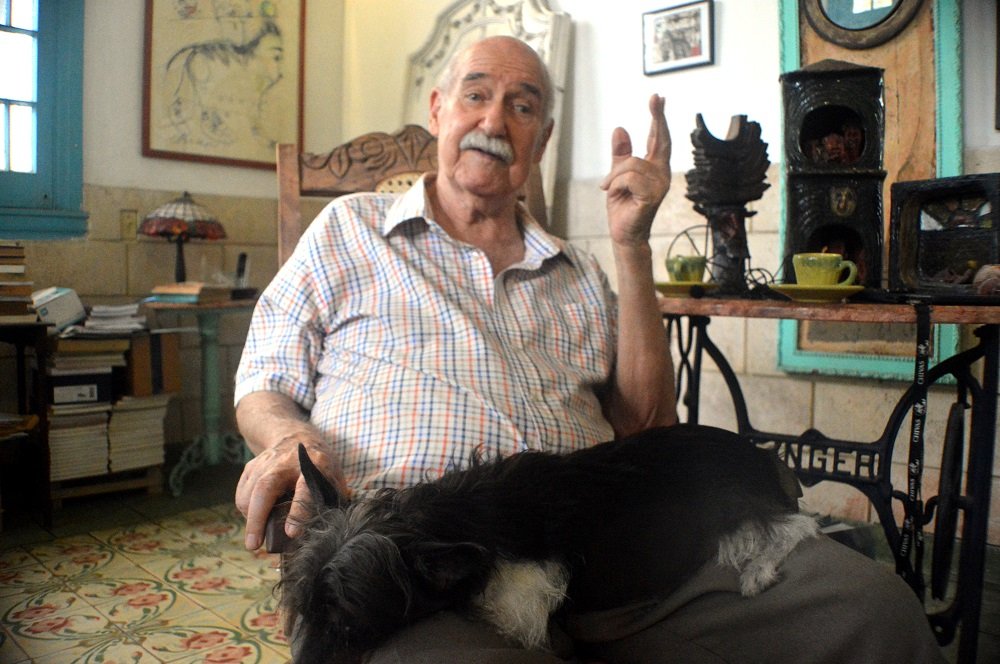 Con una de sus mimadas mascotas en un raro momento de quietud. Foto: Ángel Marqués Dolz.