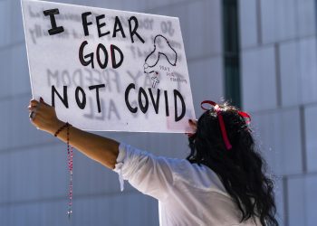 "Le temo a Dios, no a la Covid". Foto: AP.