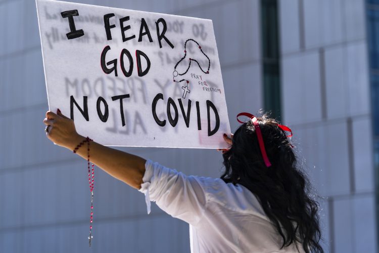 "Le temo a Dios, no a la Covid". Foto: AP.