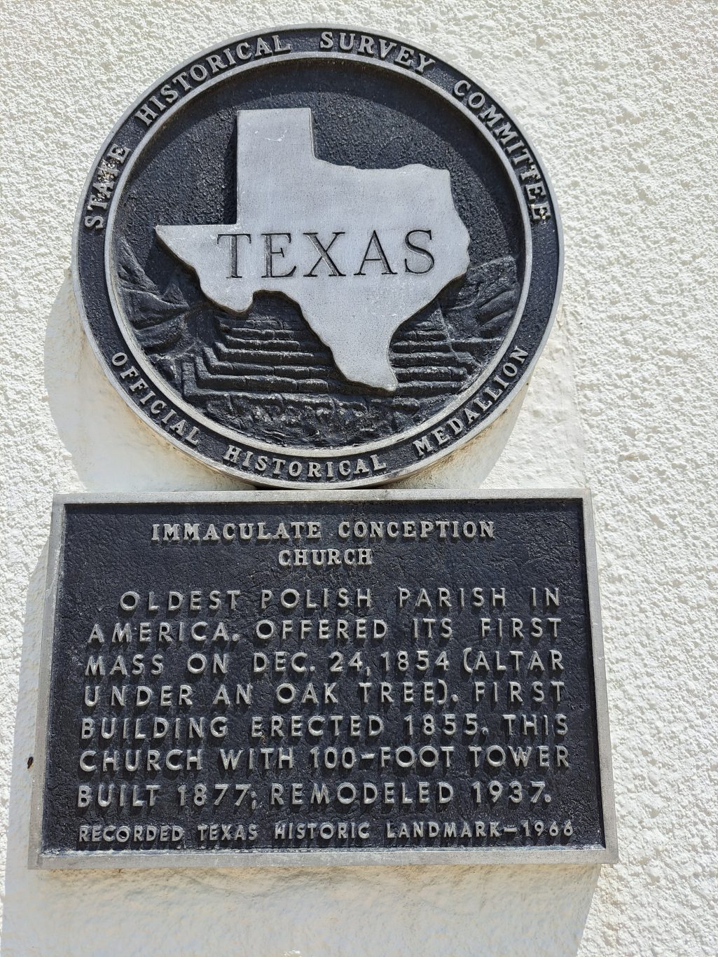 Plaque cast in bronze commemorating the first mass offered by Polish Catholics on December 24, 1854, in what is now Karnes County, TX. Photo: Alex Fleites.