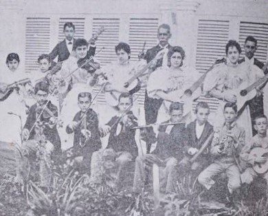 Estudiantina Tizolina, amenizaba las fiestas en 1895. Fuente: El Fígaro.