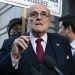 Rudy Giuliani tras enterarse de la sentencia de los 148 millones de dólares. | Foto: AP