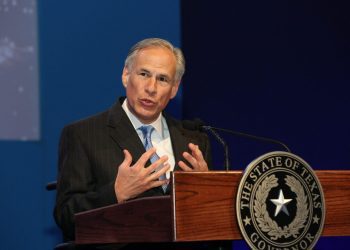 El gobernador (r) de Texas, Greg Abbott. Foto: NBC News.