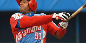 Yoenis Céspedes con los Alazanes durante la 50 Serie Nacional. Foto: Ricardo López Hevia / Archivo.