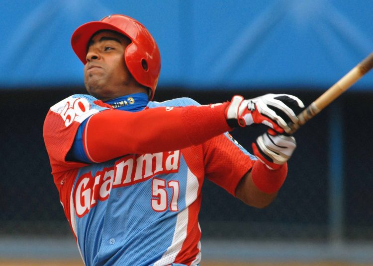 Yoenis Céspedes con los Alazanes durante la 50 Serie Nacional. Foto: Ricardo López Hevia / Archivo.