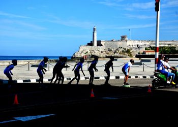 Más de 300 patinadores participaron en la tercera edición del Havana Skate Marathon que se disputó en el emblemático Malecón de La Habana. Foto: Ricardo López Hevia.