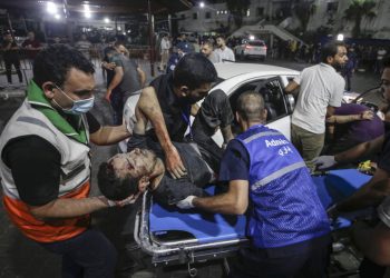 Trabjadores de la salud palestinos trasladan un herido al hospital Al-Shifa, en Gaza. Foto: EFE.