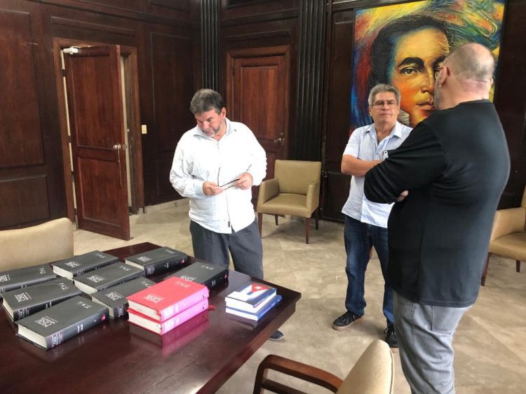 Ivan Giroud entrega un juego a la Biblioteca Nacional del monumental diccionario del cine iberoamericano. Foto. Facebook