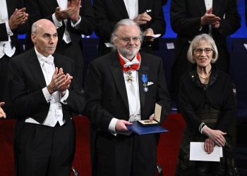 Jon Fosse, al centro, al recibir el Premio Nobel el pasado 10 de diciembre. Foto: CLAUDIO BRESCIANI/ EFE/EPA.