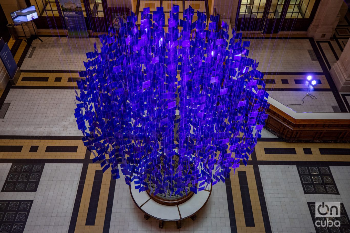 "La esfera azul", instalación de Le Parc en el Centro Cultural Kirchner. Foto: Kaloian.