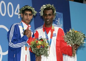Mario Kindelán (derecha) y Amir Khan (izquierda) en la premiación de los Juegos Olímpicos de Atenas 2004. Foto: Richard Pelham/News Group Newspapers.
