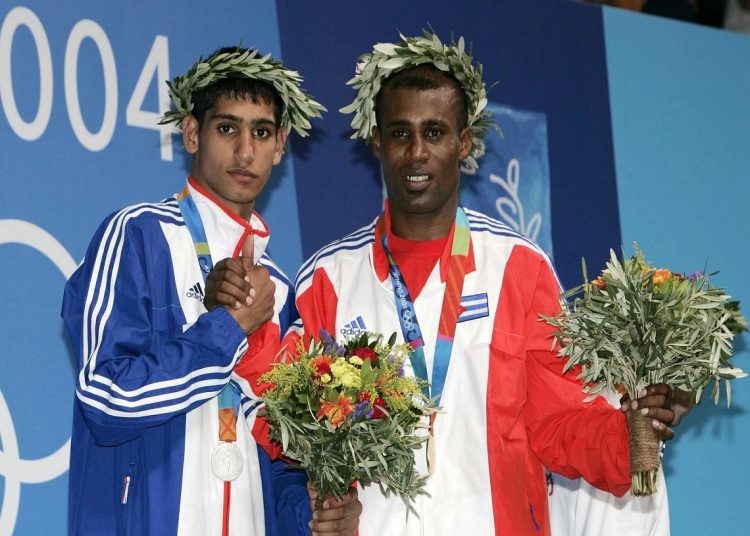 Mario Kindelán (derecha) y Amir Khan (izquierda) en la premiación de los Juegos Olímpicos de Atenas 2004. Foto: Richard Pelham/News Group Newspapers.