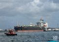 Barco petrolero saliendo de la Bahía de La Habana. Foto: Otmaro Rodríguez