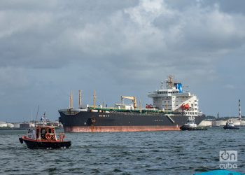 Barco petrolero saliendo de la Bahía de La Habana. Foto: Otmaro Rodríguez
