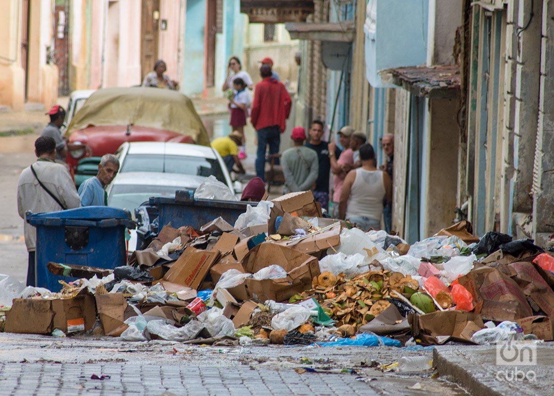 Un basurero desborado en La Habana, en la mañana del viernes 15 de diciembre de 2023. Foto: Otmaro Rodríguez.