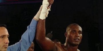 El cubano Julio César La Cruz es decretado ganador en un combate profesional. Foto: ESPN / Archivo.