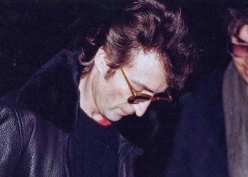 John Lennon y su asesino, Mark David Chapman. Foto: Archivo.