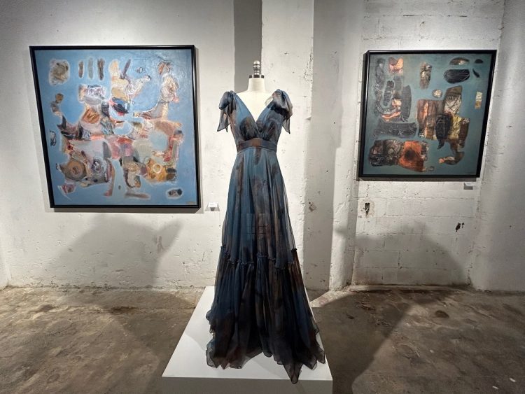 Uno de los vestidos de noche diseñados por Gerardo Torres. Al fondo, las obras de Mena que le sirvieron de inspiración.
