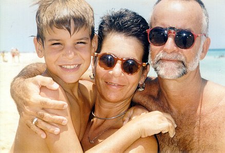 Con su hijo Patricio y su esposa, Sara Vega, en Varadero. Foto: Cortesía del entrevistado.