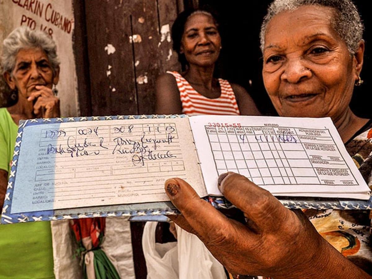 For Cuban senior citizens, the ration book is still very necessary. Photo: El Periódico/Archive.