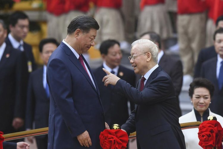 El presidente de China, Xi Jinping, y el secretario general del Partido Comunista de Vietnam, Nguyen Phu Trong, en la ceremonia de bienvenida en el Palacio Presidencial en Hanoi el martes 12 de diciembre de 2023.  Foto: AP.