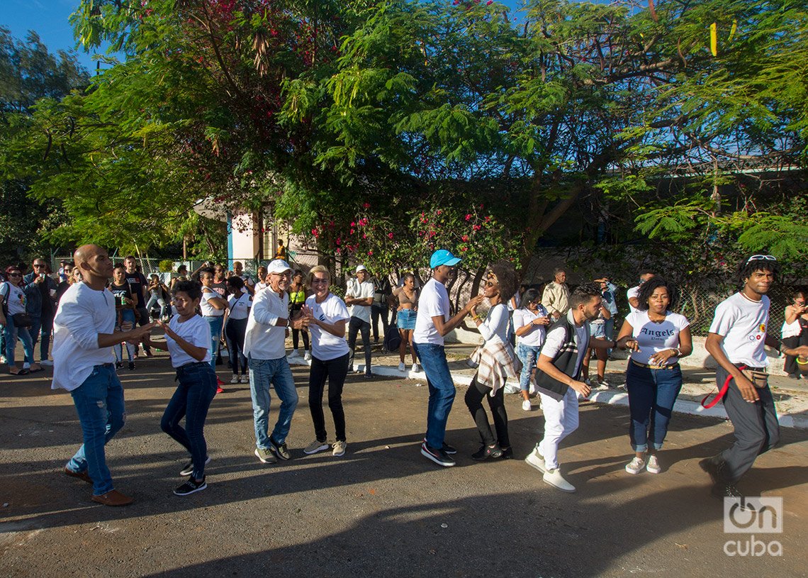 Rueda de casino en la Plaza Roja de La Víbora, municipio 10 de Octubre. Foto: Otmaro Rodríguez.