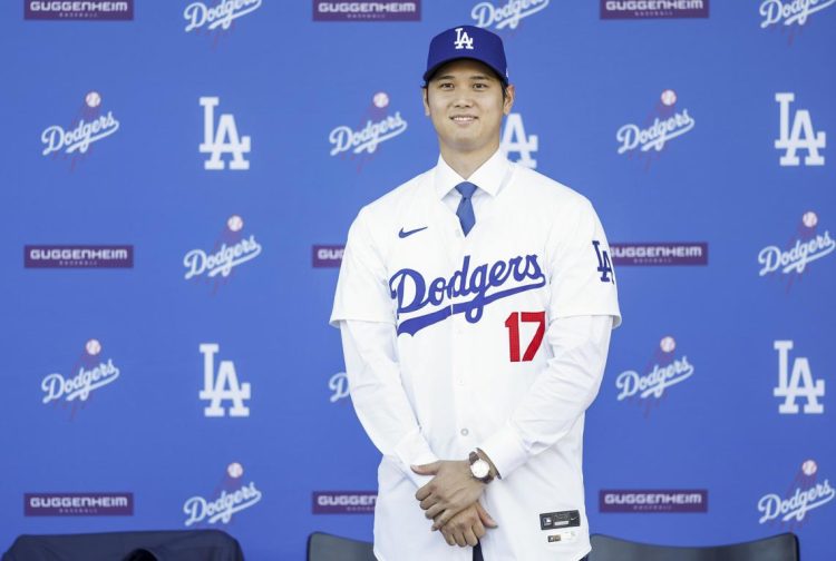 Shohei Ohtani fue presentado oficialmente este jueves como nuevo jugador de los Dodgers tras firmar el mayor acuerdo en la historia de cualquier deporte profesional. Foto: Caroline Brehman/EFE.