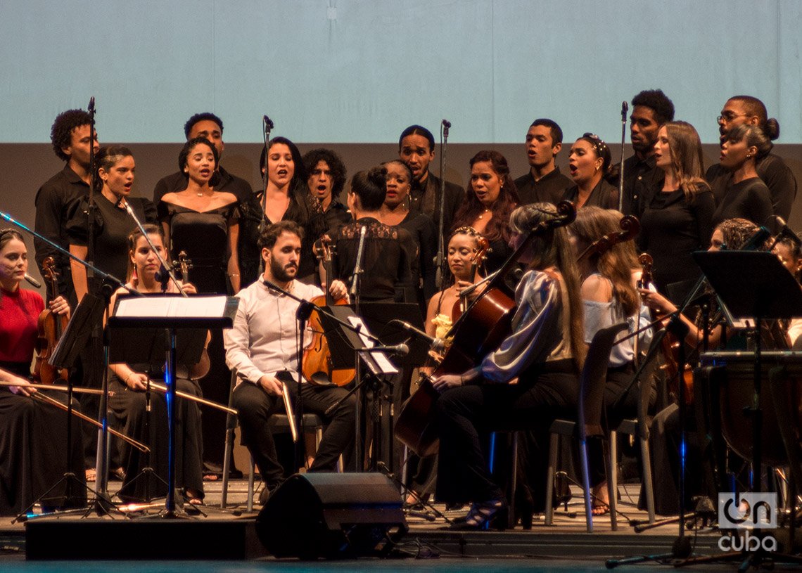 El Coro del Teatro Lírica Nacional, bajo la dirección de la maestra Denisse Falcón, durante el Concierto “Tolkien en La Habana”, en el Teatro Martí. Foto: Otmaro Rodríguez.