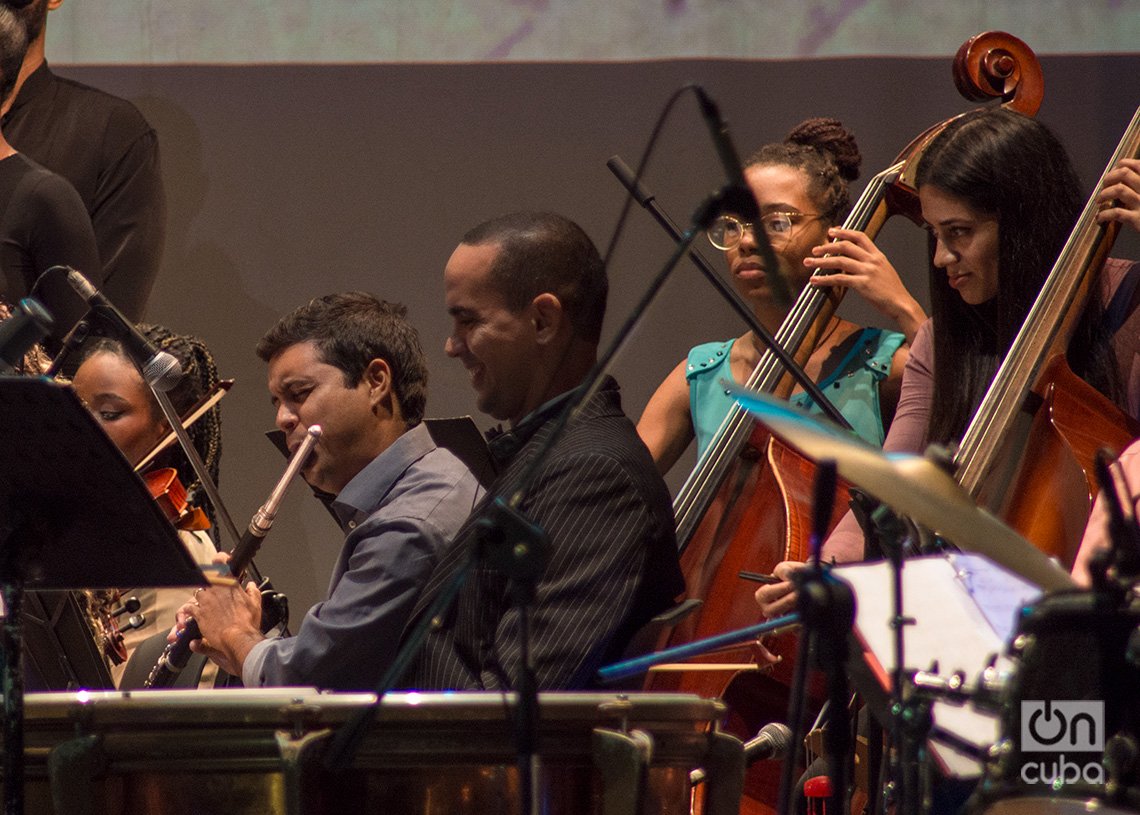 El flautista José Borges ejecuta un solo durante el concierto “Tolkien en La Habana”, en el Teatro Martí. Foto: Otmaro Rodríguez.