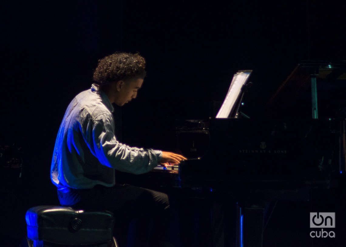 El pianista Fabio Rivera ejecuta un solo durante el concierto “Tolkien en La Habana”, en el Teatro Martí. Foto: Otmaro Rodríguez.