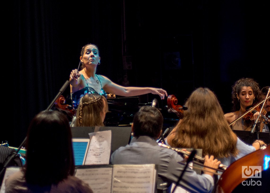 La maestra Daiana García dirige a la Orquesta de Cámara de La Habana, durante el Concierto “Tolkien en La Habana”, en el Teatro Martí. Foto: Otmaro Rodríguez.