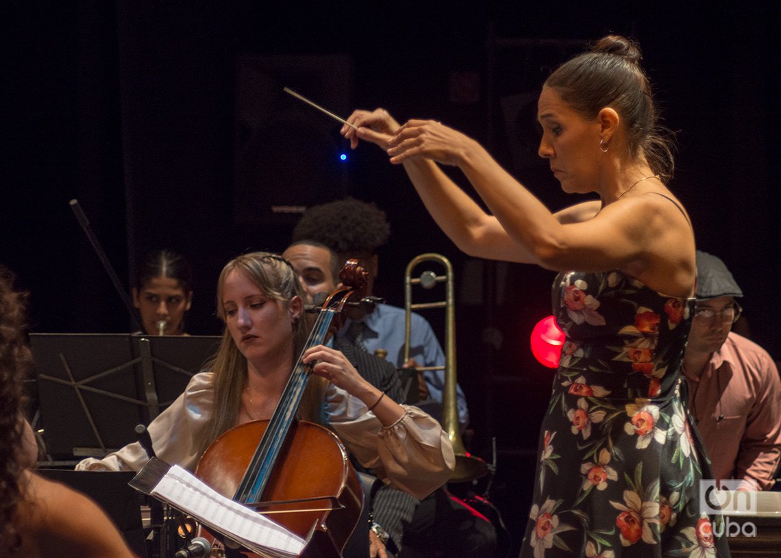 La maestra Daiana García dirige a la Orquesta de Cámara de La Habana, durante el Concierto “Tolkien en La Habana”, en el Teatro Martí. Foto: Otmaro Rodríguez.