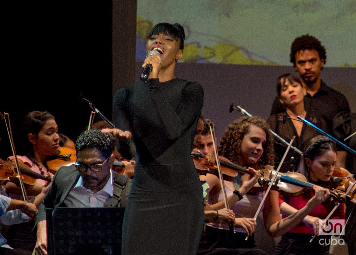 La solista Adys Herrera durante el concierto “Tolkien en La Habana”, en el Teatro Martí. Foto: Otmaro Rodríguez.