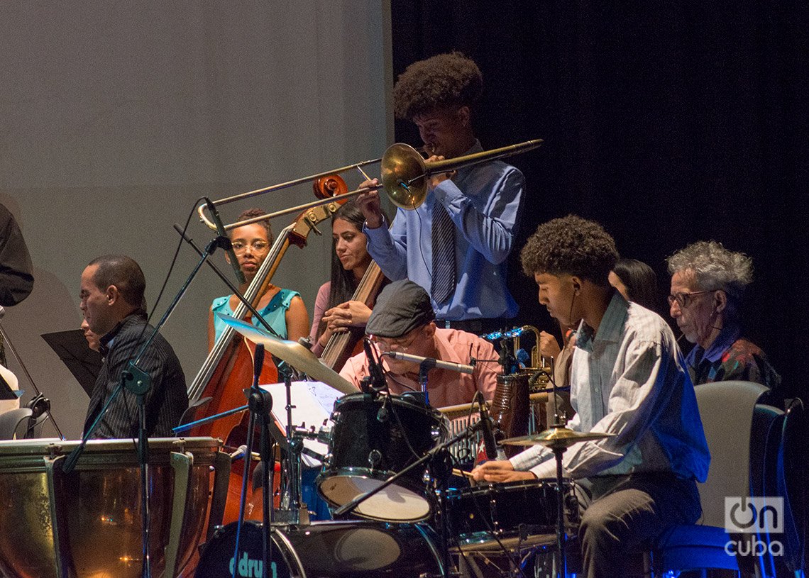 El trombonista Reinaldo Russeaux ejecuta un solo durante el concierto “Tolkien en La Habana”, en el Teatro Martí. Foto: Otmaro Rodríguez.