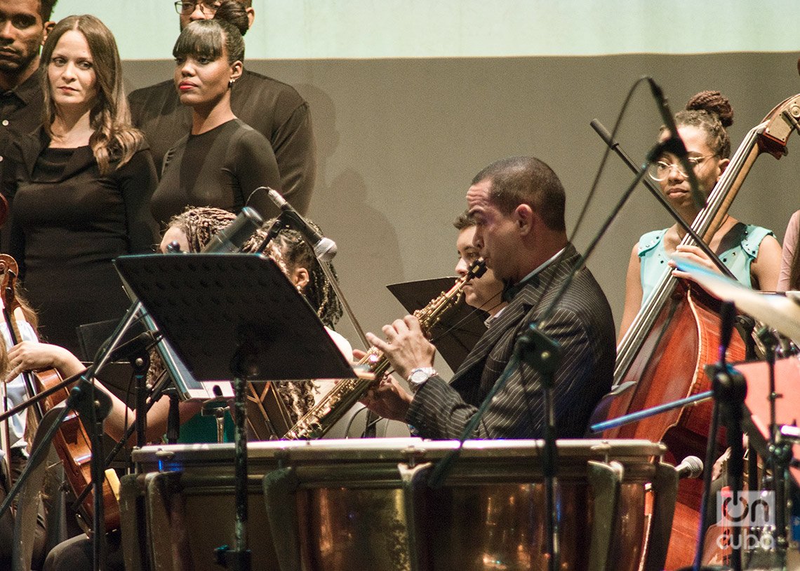 Janio Abreu ejecuta un solo durante el Concierto “Tolkien en La Habana”, en el Teatro Martí. Foto: Otmaro Rodríguez.