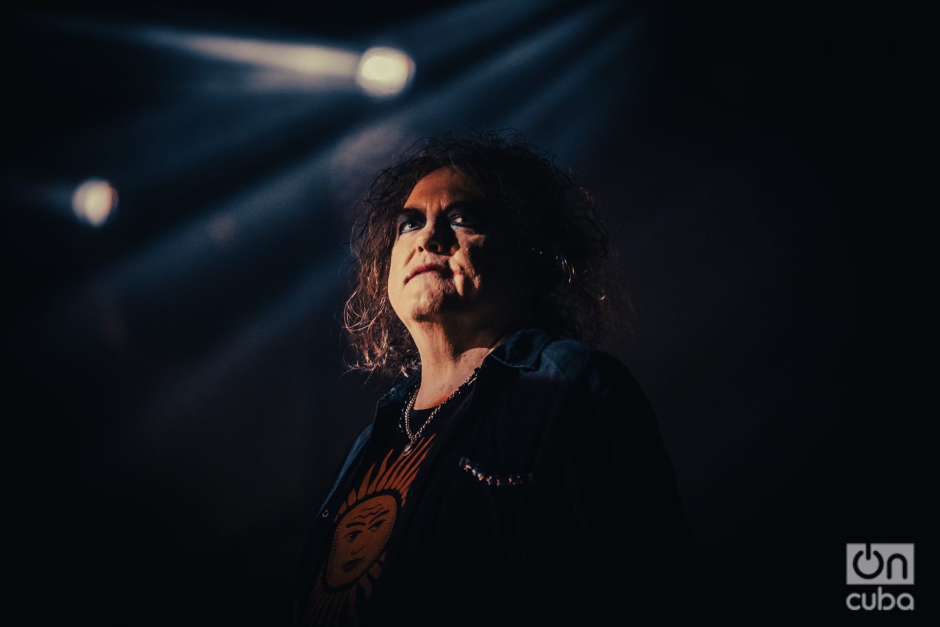 Robert Smith, vocalista y líder de The Cure, con su maquillaje gótico característico. Foto: Kaloian.
