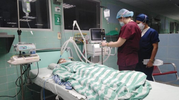 Dos enfermeras de un hospital cubano atienden a un paciente accidentado. Foto: Archivo.