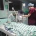 Dos enfermeras de un hospital cubano atienden a un paciente accidentado. Foto: Archivo.