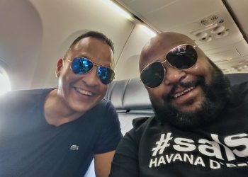 Samuel Formell (izq.) y Alexander Abreu (der.), líderes de los Van Van y Havana D´Primera, respectivamente, en su viaje hasta Colombia para participar en el Festival de Cali. Foto: Tomada del Facebook de Havana D´Primera.