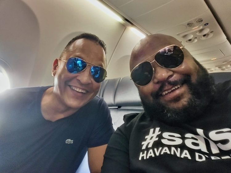 Samuel Formell (izq.) y Alexander Abreu (der.), líderes de los Van Van y Havana D´Primera, respectivamente, en su viaje hasta Colombia para participar en el Festival de Cali. Foto: Tomada del Facebook de Havana D´Primera.