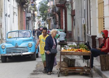 Puesto ambulante de productos agrícolas en La Habana. Foto: Yander Zamora / EFE.