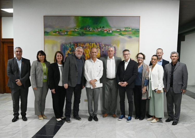 Díaz-Canel reunido este lunes con científicos cubanos y la delegación de científicos estadounidenses. Foto: @PresidenciaCuba