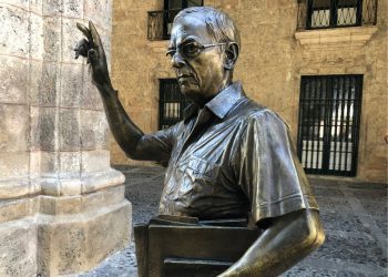 Estatua de Eusebio Leal ubicada en la Plaza de Armas, La Habana Vieja. Foto: Brendan Sainsbury.