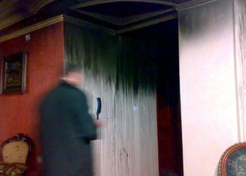 En el interior de una vivienda bombardeada en 2008. Foto: Hasan Najjar.