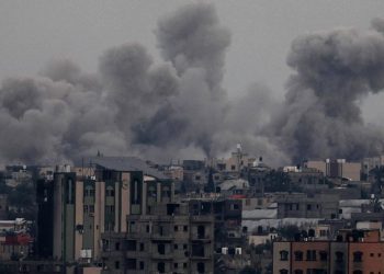 El humo envuelve la ciudad de Khan Younis al sur de Gaza, tras los bombardeos israelíes. Foto: EFE/EPA/MOHAMMED SABER.