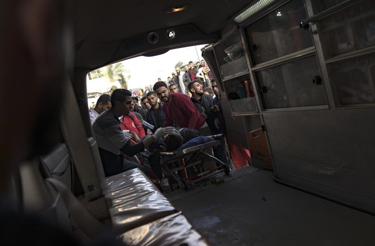 Heridos que llegan a un hospital de Gaza. Foto: HAITHAM IMAD/EFE/EPA.