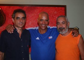 Ernesto Sierra (autor), Lázaro Vargas y Leonardo Padura. Foto: Cortesía del autor.