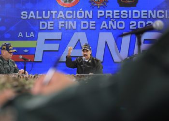 Fotografía cedida por Prensa de Miraflores donde se observa al presidente de Venezuela, Nicolás Maduro, durante un encuentro con militares venezolanos en Caracas. Foto: Prensa Miraflores / EFE.